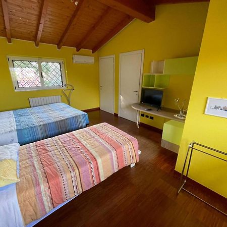 Lussuosa Villa Vicino Alla Stazione Caronno Pertusella Kültér fotó