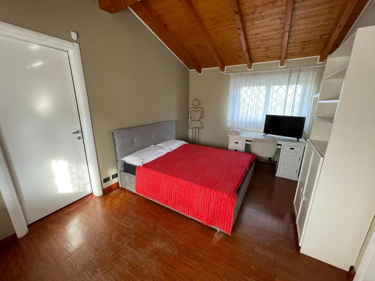 Lussuosa Villa Vicino Alla Stazione Caronno Pertusella Kültér fotó